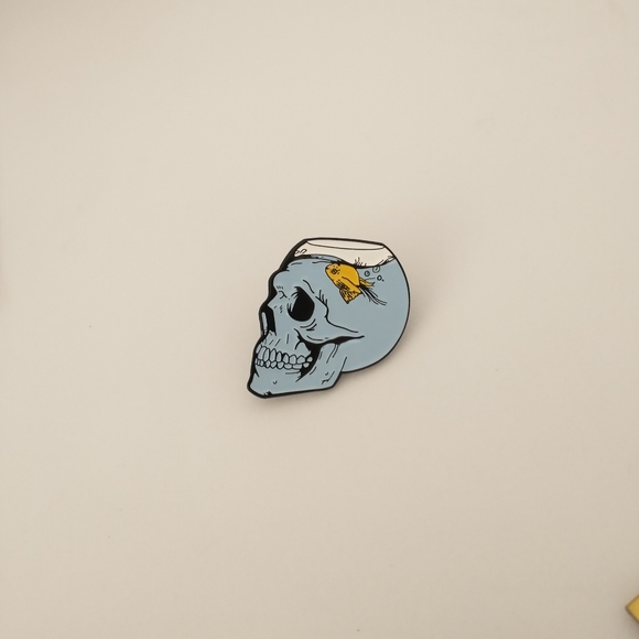 🧁 3/$30 Skull Goldfish Bowl with Dead/Undead Fish Enamel Pin Brooch NEW - Picture 2 of 4